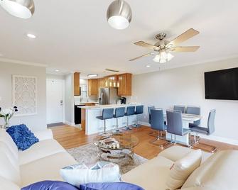 Lanai Village #181 - Diamondhead - Living room