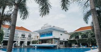 Adhiwangsa Hotel & Convention Hall - Surakarta City - Bể bơi