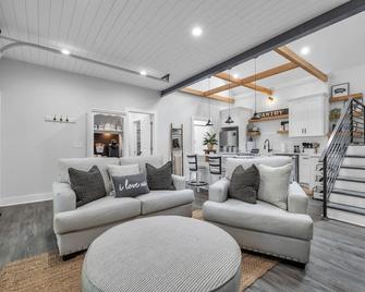 Luxury Barn Chalet. 2 Bedrooms, Firepit, Bbq, Loft, Trails, Ponds, Park - Cleveland - Living room
