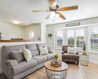 Charming Utah Getaway w/ Fire Pit & Furnished Deck - West Jordan - Living room