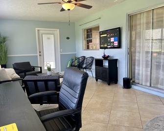 Casa Celeste. Fenced Back Yard. Close to Boat Ramp. Children and Dog Friendly. - Palm City - Sala de estar