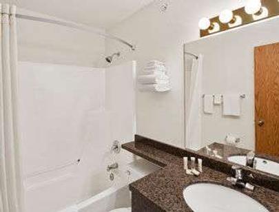 Super 8 by Wyndham Swift Current - Swift Current - Μπάνιο