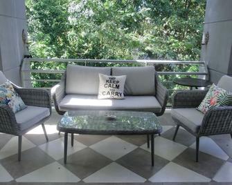 'Casa Blanca\' 5-min. walk to Beach/Restaurants/Groceries/Entertainment - Potrero - Balcón