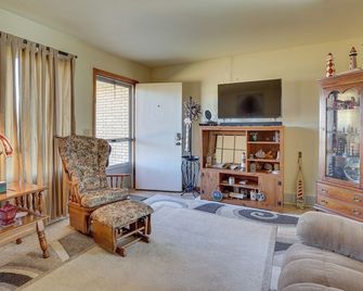 Family-Friendly Home with Fire Pit about 10 Mi to Akron! - Uniontown - Living room