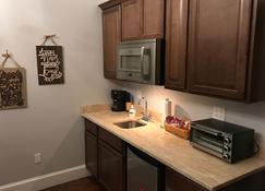 Newport Inn #4 - No Cleaning Fees!! Free Parking!! Walk To Games And Concerts!! - Newport - Kitchen