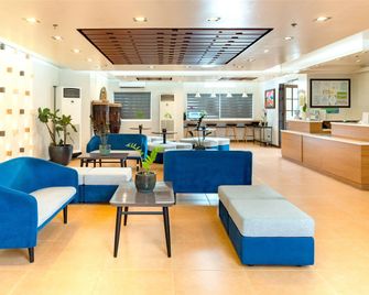 Microtel by Wyndham Davao - Dávao - Lobby