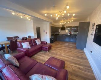 Merve Apartments By Like Your Home Ltd - Maidstone - Living room
