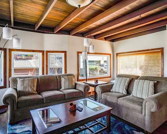 Seafarer - Pacific Grove Beach House - Steps to the Water, Incredible Ocean Views - Pacific Grove - Wohnzimmer