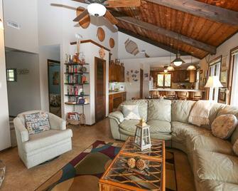 Enjoy easy beach access from this Traditional 3 BR Beach Cottage in Southern Shores - Southern Shores - Living room