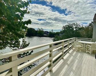 Central Woods Hole Village Waterfront: Summer Rates!! - Woods Hole - Balcony