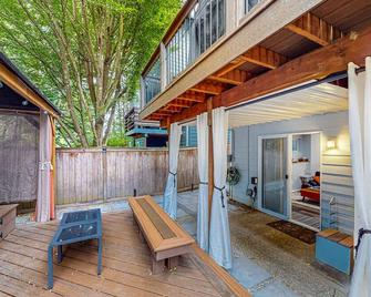 Modern lower-level getaway with a fireplace, inviting patio & washer/dryer - Woodinville - Patio