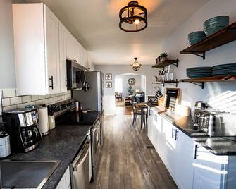 Brand New Renovation - 3BR/1BA in the heart of Metro Detroit - Center Line - Cocina