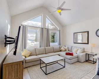 Ski-in/out condo with mountain view, wifi, fireplace, & private washer/dryer - Big White - Living room