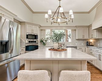 Kash Cove Lakeside Retreat - Direct Lake Access + Hot Tub + Fire Pit + Grill - Clifton - Cocina