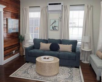 The Elizabeth Suite | 1 bed, 1 bath w/shared pool - Key West - Stue