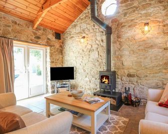 Pond Cottage - Truro - Living room