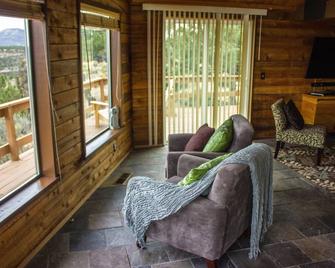 Completely Remodeled Golfers Paradise - Terrebonne - Living room