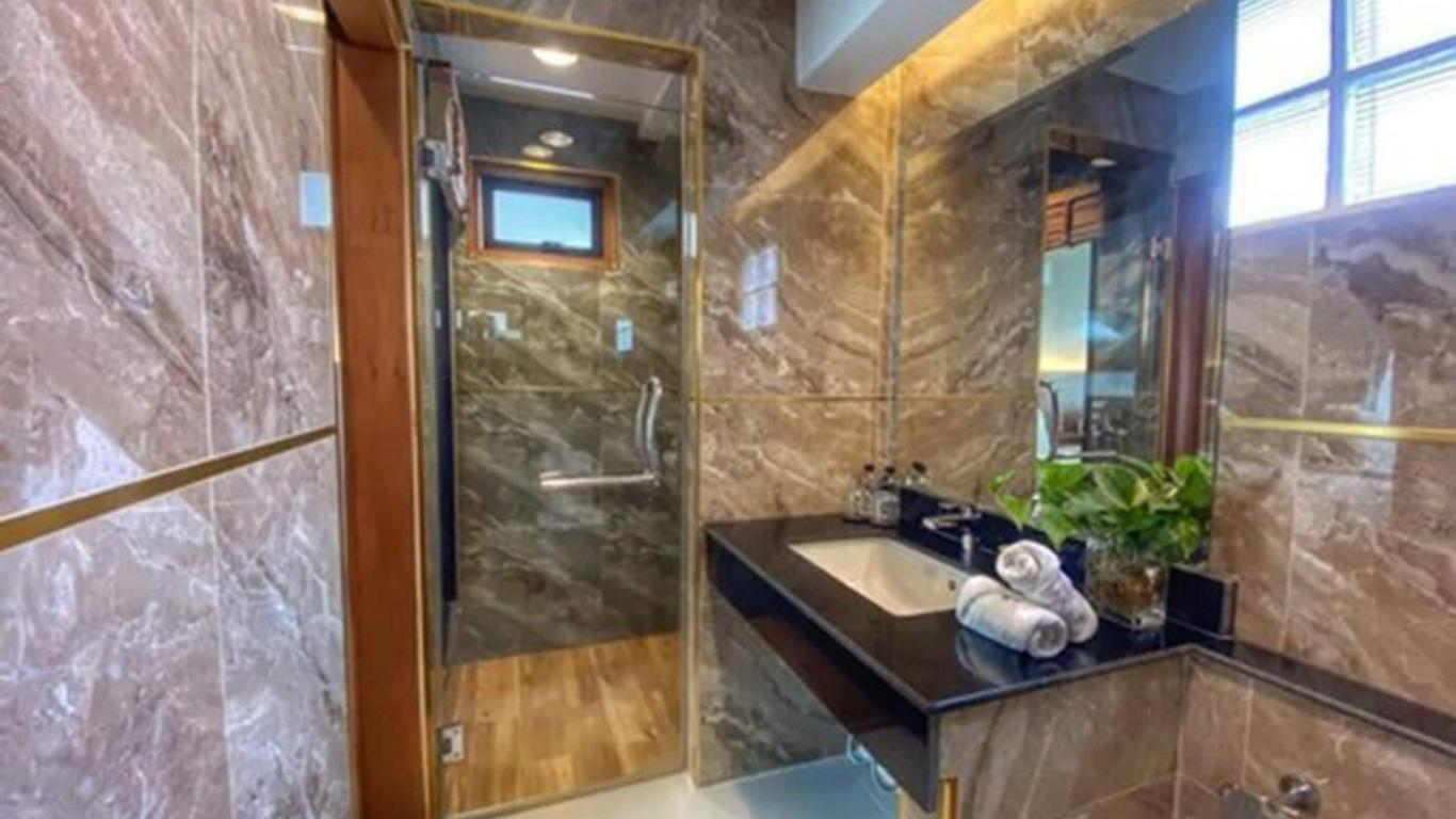 لانا تري بوتيك هوتل