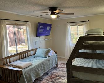 Pet-Friendly Lakefront Getaway with Dock, Boat Slip & Easy Lake Living - Livingston - Habitación