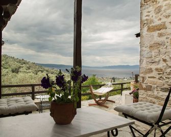 Villa Amanti, a Charming Traditional Old Stone House in Pelion. - Ano Lechonia - Balcón