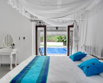 Colonial Villa with Private Garden, Pool, and Dedicated Chef Service - Beruwala - Bedroom