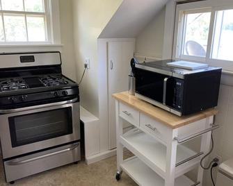 Winnisquam Lakeside Funky Ski Chalet w-Sandy Beach & Boat Docks - Tilton - Keuken
