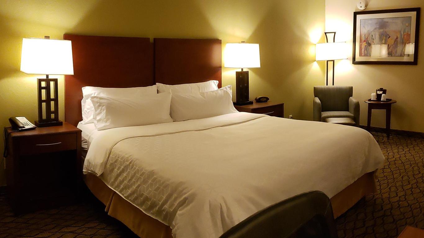 Holiday Inn Express & Suites Lancaster