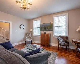 Experience Hannibal, MO from this historic home built in 1844 - Hannibal - Living room