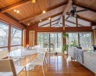 Catskills Escape - Serenity on 105 Acres, 2 hours from NYC - Ellenville - Dining room