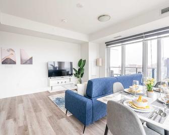 High Rise 1BR Condo w Balcony & Beautiful Views - Kitchener - Dining room