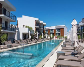 أوليف أبارت أوتل آند سبا - ايفاليك - حوض السباحة