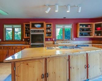 Spacious 5 Br/3 Ba Split Home On 3 Acres Only 25 Min From Glacier Np - Sleeps 17 - โคลัมเบีย ฟอลส์ - ห้องครัว