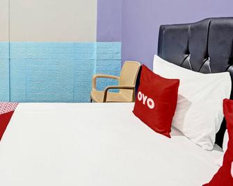 OYO 92117 Fa Homestay Syariah - Tuban - Habitación