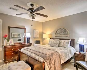 Cozy Greenwood Condo w/ Patio - 2 Mi to Downtown! - Greenwood - Bedroom