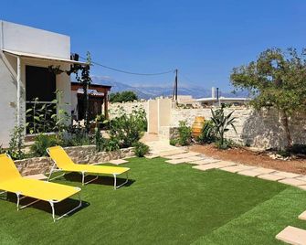 Holiday home a few steps from the beach with private secluded garden - Kokkinos Pyrgos - Patio