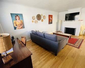 Gorgeous, private, comfy, clean and close to EDO - Albuquerque - Living room