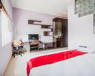 RedDoorz Syariah at Taman Bendungan Asahan - Jakarta - Bedroom