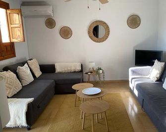 Farmhouse With Private Pool And Breathtaking Views Over Lake Iznajar - Iznájar - Sala de estar