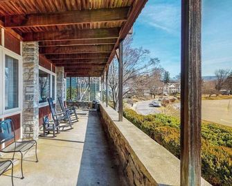 Casual Lake View Escape, Free WiFi, & a Full Kitchen - Lake Junaluska - Balcony