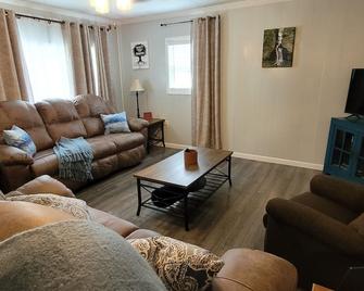 Caryville Retreat - Park and Ride - Caryville - Living room