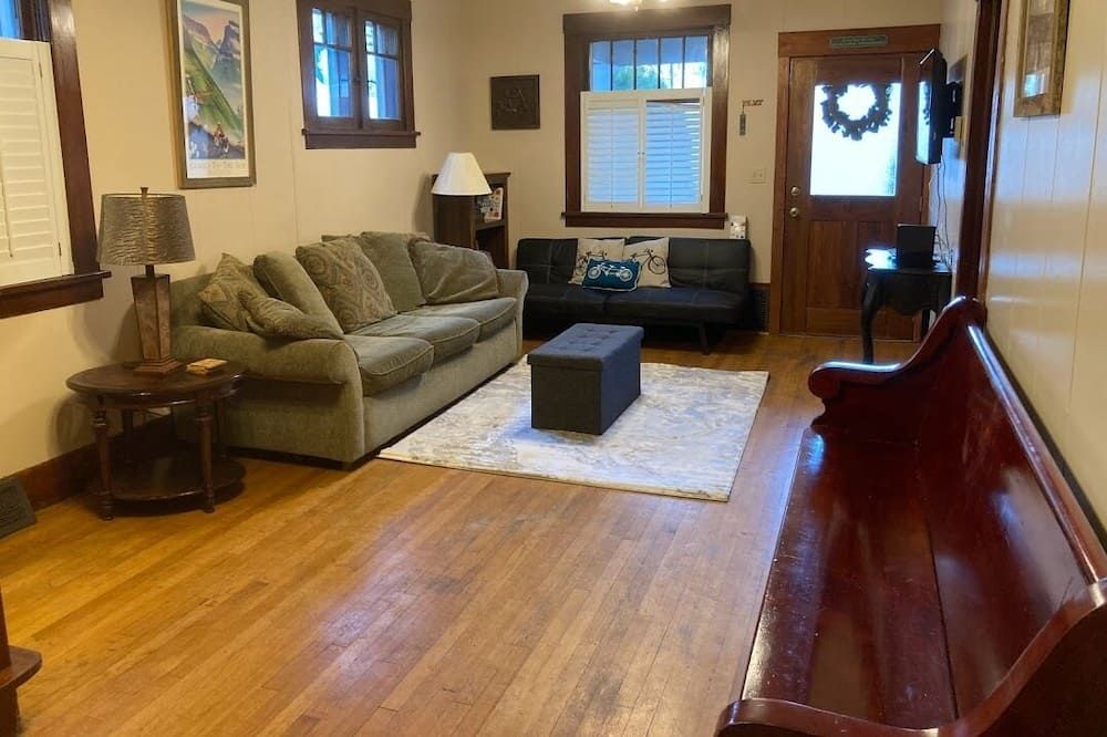Affordable Vacation Home with Cycling Theme - Wallace - Living room