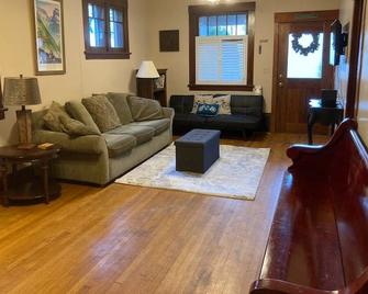 Affordable Vacation Home with Cycling Theme - Wallace - Living room