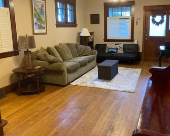 Affordable Vacation Home with Cycling Theme - Wallace - Living room