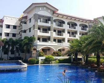 Enjoy Your Stay In Manila In This Elegant Fully Furnished Condo With Fiber Wifi - Las Piñas - Building