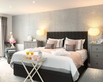 Be Our Guest Cottage - Truro - Bedroom