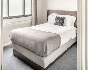 Cozy Private 3 Bedroom Apartment with Bath | | Sleeps 5 | Free parking - Woodhaven - Bedroom