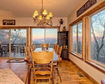 Sky's The Limit - Mountain View, Snow tubing mins away, game room, sleeps 14 - Dillard - Dining room