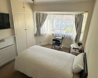 Quiet double rooms available in leafy suburb of Newbridge (West Wolverhampton) - Wolverhampton - Bedroom