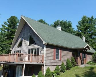 Saratoga Lake 180-degree lake views spacious 4-bedroom 31-acre private estate. - Malta - Budova