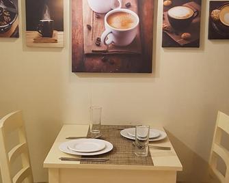 Centropolis Deluxe Suite - Muntinlupa - Dining room